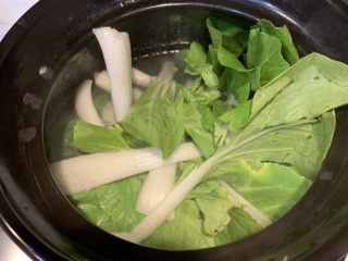 5、白菜排骨汤,加入白菜，盖上锅盖，大火煮