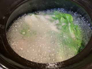 6、白菜排骨汤,煮开后放入盐，搅拌均匀，出锅