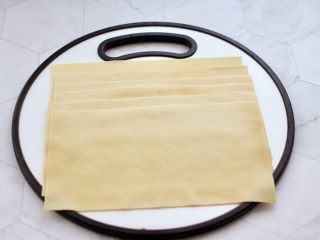 3、凉拌菊花豆皮,把豆皮两张码放在一起，先横切三等份，再分成六份。