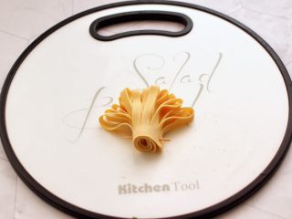 7、凉拌菊花豆皮,全部卷好后，底部用牙签固定好。