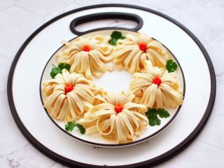 11、凉拌菊花豆皮,盘子边上随意点缀适量香菜叶。