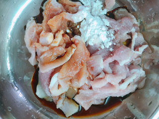 1、荷兰豆炒肉片,瘦肉切成片，放入玉米淀粉、酱油、黄酒