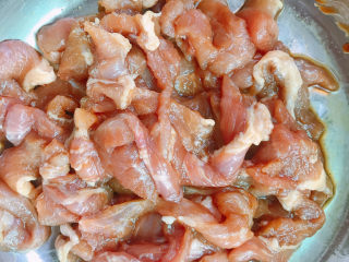 2、荷兰豆炒肉片,拌匀腌制入味