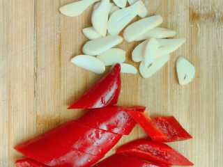 5、荷兰豆炒肉片,大蒜切成片