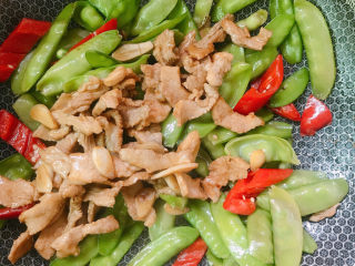 14、荷兰豆炒肉片,倒入肉片拌匀