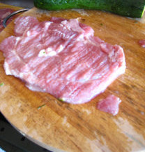 2、香煎猪排,用肉锤/刀背把猪排拍松