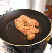 4、香煎猪排,锅内放炒菜量油，油温热后放入猪排，两面各煎约5min至用筷子能轻松插透猪排