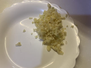 3、蚝油油麦菜,把3颗蒜切成蒜粒