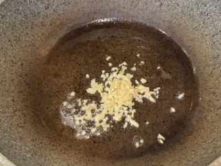 5、蚝油油麦菜,放入蒜粒炒出香味