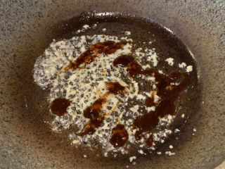 6、蚝油油麦菜,放入2勺蚝油