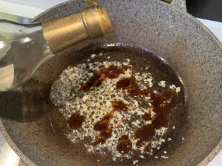 7、蚝油油麦菜,放入1勺生抽