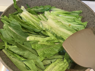 8、蚝油油麦菜,把油麦菜放入翻炒均匀