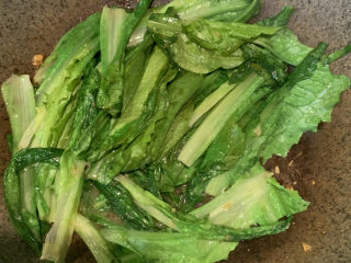 10、蚝油油麦菜,加入一勺高汤油