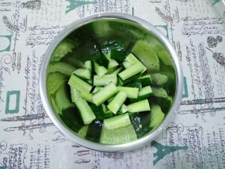 3、酸辣黄瓜条,切好的黄瓜加盐1勺，搓均匀后腌制一个小时左右。