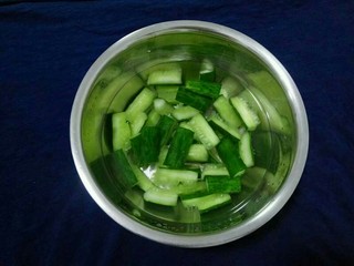 4、酸辣黄瓜条,腌制好的黄瓜用清水冲洗两遍。