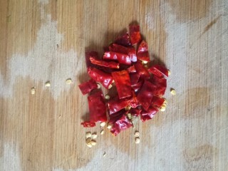 7、酸辣黄瓜条,干红辣椒切段