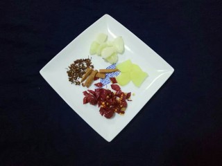 8、酸辣黄瓜条,准备好香料，蒜头、姜片、干辣椒切段、花椒、桂皮。