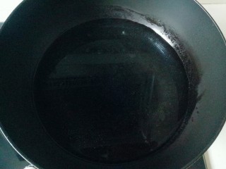 9、酸辣黄瓜条,锅中倒入适量油