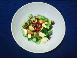 11、酸辣黄瓜条,将热腾腾的香料油淋在黄瓜上