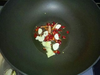 10、酸辣黄瓜条,烧热后加入香料爆香