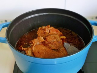 1、麻辣拌,牛腱子提前酱好，晾凉放入冰箱冷藏。