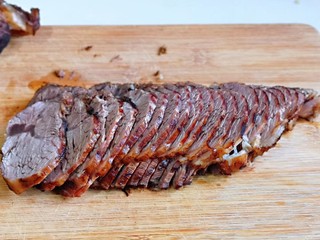 2、麻辣拌,酱牛肉切片，有些朋友总说牛肉切出来不好看，分享一下切牛肉的小窍门，可以把酱好的牛肉放入冰箱冷藏2小时以上再切，这样不易碎切好看。