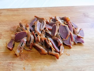 4、麻辣拌,再切片。