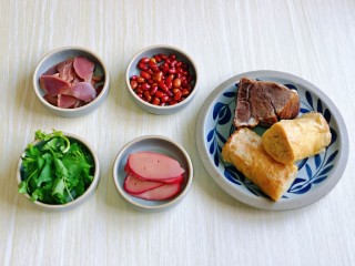5、麻辣拌,准备好其它食材。