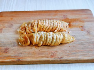 6、麻辣拌,素鸡切条，不要太粗，也不要太细，个人觉得我切的这个宽度正好，当然也可以根据个人喜好来。