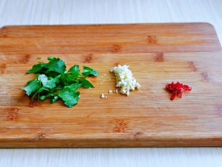 7、麻辣拌,大蒜去皮切碎，香菜洗干净切段，红辣椒去根，洗干净切段。