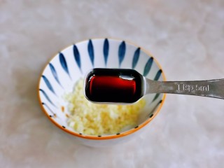 8、麻辣拌,取一小碗，加入蒜末，加入生抽。