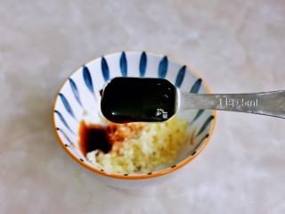 9、麻辣拌,再加入蚝油。