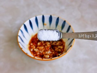 10、麻辣拌,按个人口味加入盐。