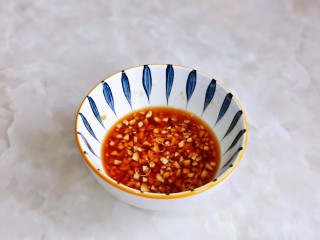 11、麻辣拌,再加入辣椒段，香油，花椒油，白芝麻，醋，搅拌均匀。