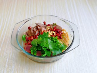 12、麻辣拌,把切好的食材放入玻璃器具中。加入香菜，熟花生米，香菜段，再淋上调味汁