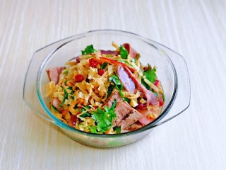 13、麻辣拌,搅拌均匀，这样家庭版麻辣凉拌菜就做好啦。