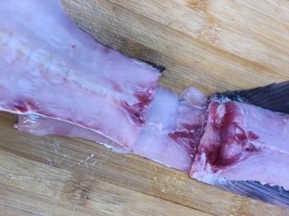 1、糖醋鲢鱼尾,准备鲢鱼尾去掉中间的骨头