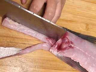 2、糖醋鲢鱼尾,然后改刀切成条