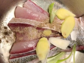 3、糖醋鲢鱼尾,放盆中加葱姜，胡椒粉，料酒，盐