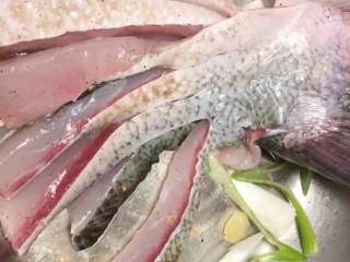 4、糖醋鲢鱼尾,抓匀腌制二十分钟