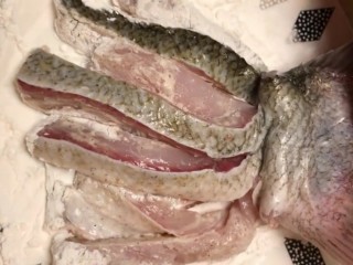 5、糖醋鲢鱼尾,沾上干淀粉