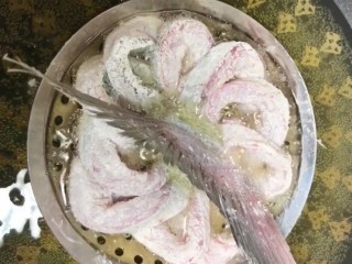 6、糖醋鲢鱼尾,摆好造型，油热下锅