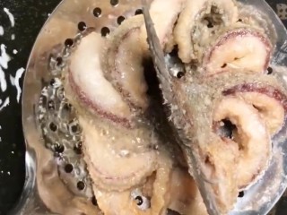 7、糖醋鲢鱼尾,炸至金黄酥脆捞出