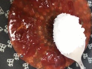 8、糖醋鲢鱼尾,锅留底油，放入番茄酱，清水，糖，白醋