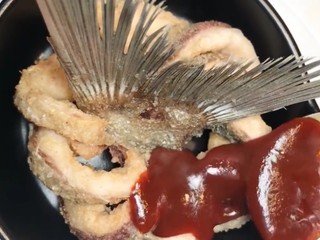 10、糖醋鲢鱼尾,最后浇汁即可