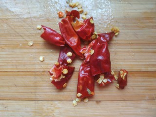 4、酸辣黄瓜条,干红辣椒水洗后切成小段