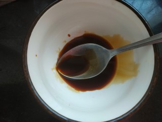 5、酸辣黄瓜条,小碗中放入两勺生抽