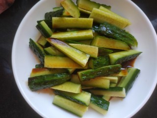 9、酸辣黄瓜条,黄瓜装盘，把小碗中的盐和糖融化后，把调料汁倒黄瓜上