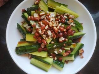 12、酸辣黄瓜条,把花生碎放到黄瓜上