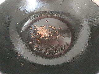 14、酸辣黄瓜条,锅中放入适量植物油爆香花椒，然后把花椒铲出去不要